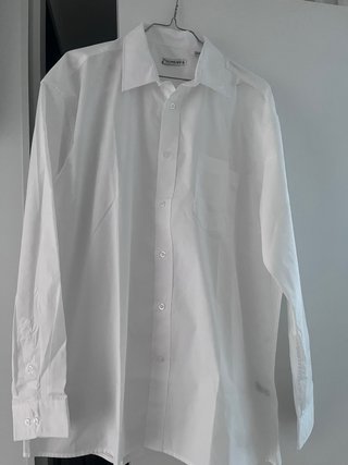 Traje de hombre azul marino y camisa blanca