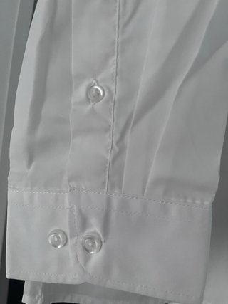 Traje de hombre azul marino y camisa blanca