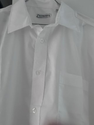 Traje de hombre azul marino y camisa blanca