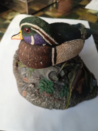 Figura Pato de bronce, pintada a mano