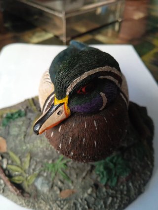 Figura Pato de bronce, pintada a mano