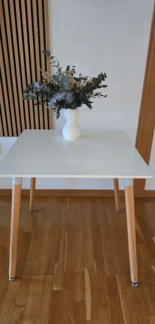 Mesa blanca patas madera