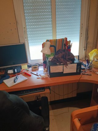 Habitación juvenil con cama y cajones