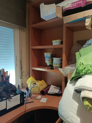 Habitación juvenil con cama y cajones