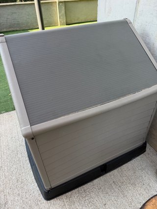 Casita para perro gris y negra