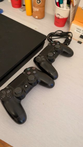 PS4 Slim Negra + 2 Mandos + 2 Juegos