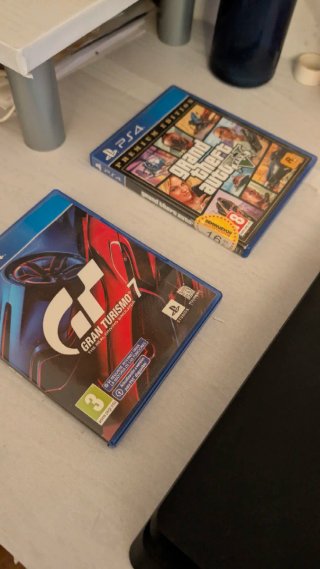 PS4 Slim Negra + 2 Mandos + 2 Juegos
