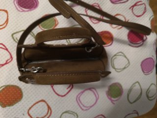 Bolso marrón con tachuelas plateadas