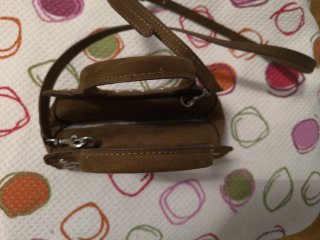 Bolso marrón con tachuelas plateadas