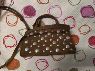 Bolso marrón con tachuelas plateadas