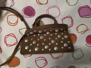 Bolso marrón con tachuelas plateadas