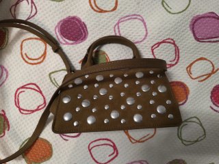 Bolso marrón con tachuelas plateadas