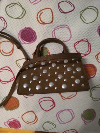 Bolso marrón con tachuelas plateadas