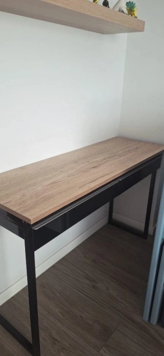 Escritorio con embellecedor color madera