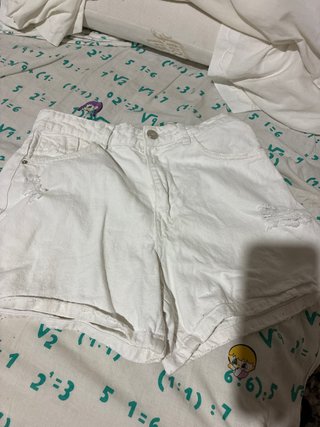 pantalones blancos con agugeros