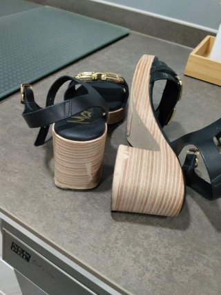 Sandalias Marila Negras con Adornos Dorados