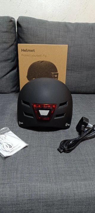 Casco con luz led (para patinete/ otro deporte)