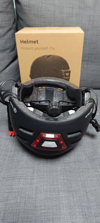 Casco con luz led (para patinete/ otro deporte)