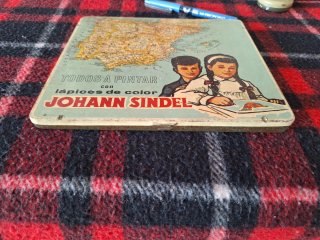 Lata Johann Sindel di matite colorate