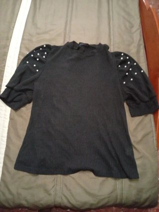 Camiseta negra con perlas