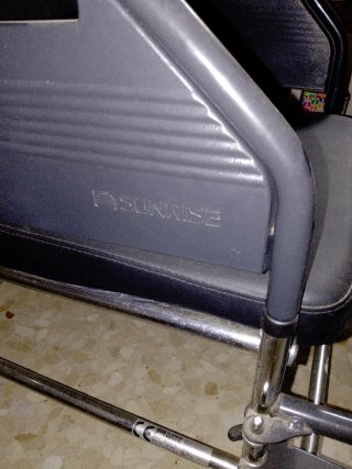 Silla de ruedas con inodoro para interior