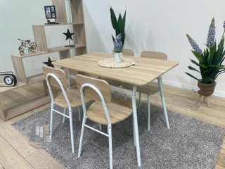 MESA CON 4 SILLAS