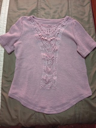 Camiseta rosa con encaje