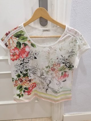 Camiseta Unica floral marca S pero talla M