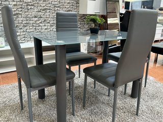 MESA CRISTAL CON 4 SILLAS