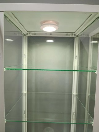 Estanterías de cristal con luces LED