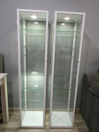 Estanterías de cristal con luces LED