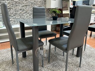MESA CRISTAL CON 4 SILLAS
