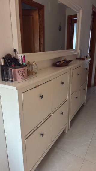 Mueble zapatero blanco con espejo