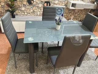 MESA CRISTAL CON 4 SILLAS