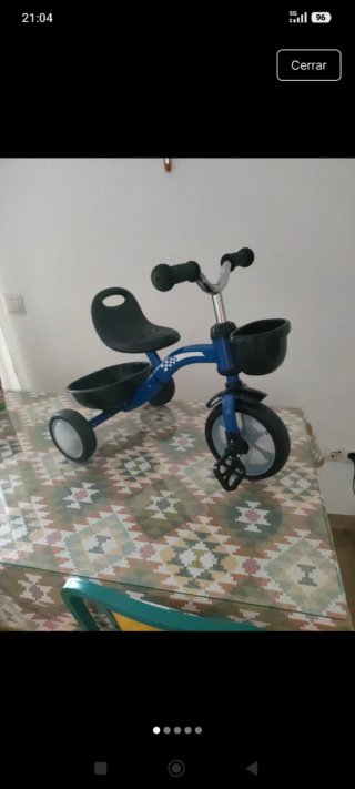 Triciclo azul con luces LED