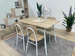MESA CON 4 SILLAS