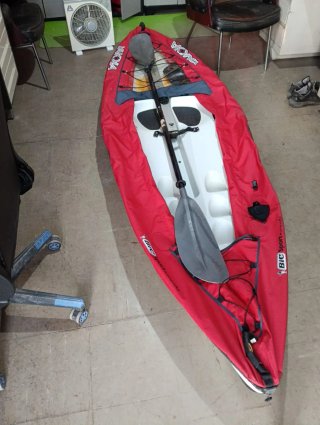 Kayak Rojo y Blanco con Remo