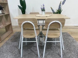 MESA CON 4 SILLAS