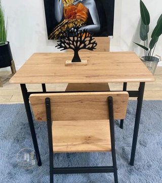 MESA CON 2 SILLAS