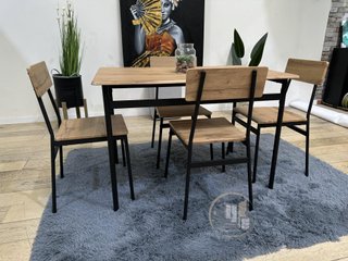 MESA CON 4 SILLAS