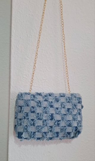 Bolso de mano tejido dorado