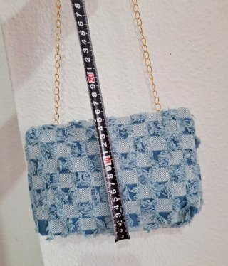 Bolso de mano tejido dorado