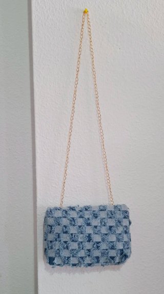 Bolso de mano tejido dorado