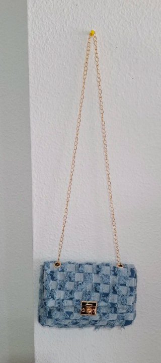 Bolso de mano tejido dorado