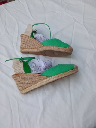 Sandalias cuña verde y beige