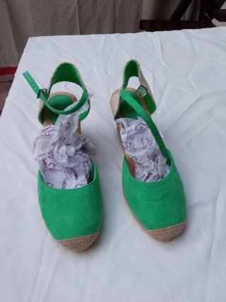 Sandalias cuña verde y beige