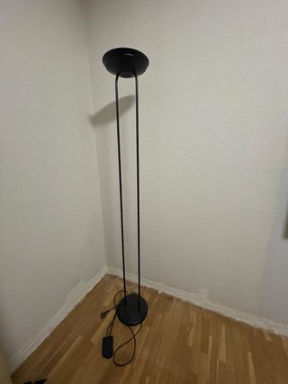 Lámpara de pie negra moderna