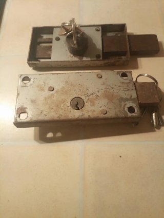 Dos cerraduras para  cierre anclaje a pared antigu