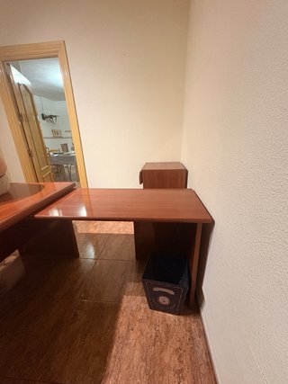 Escritorio de madera en L y estantería