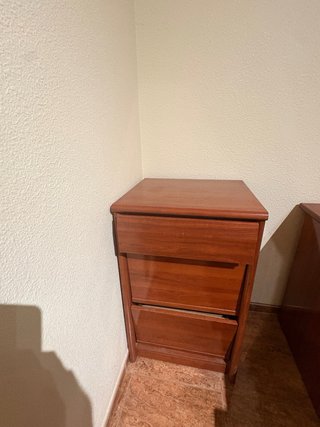 Escritorio de madera en L y estantería